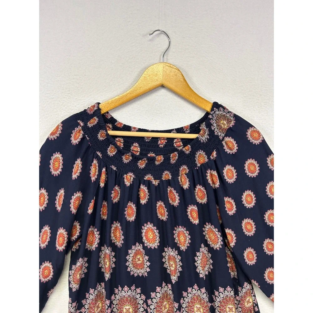 Japna blouse features